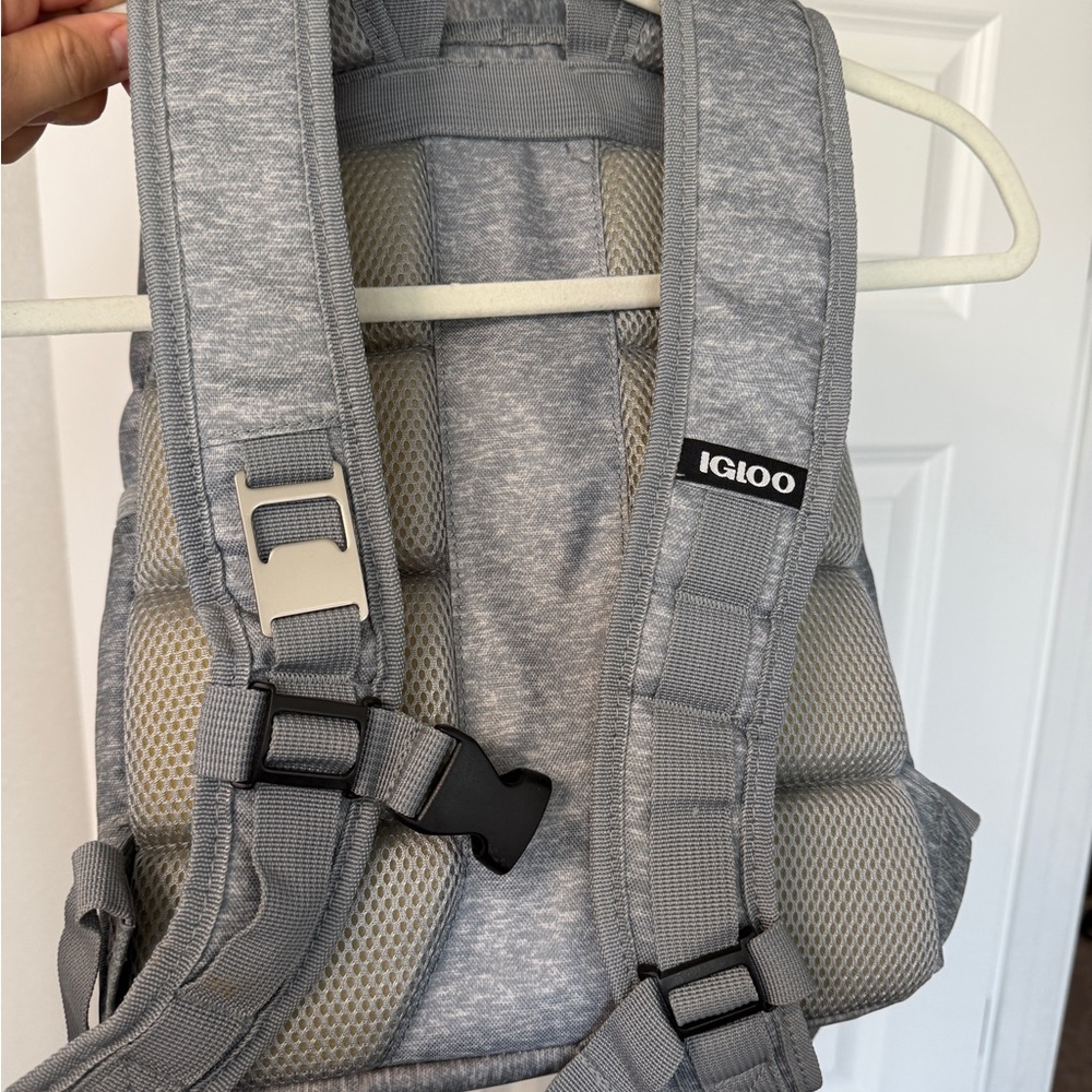 Igloo Light Gray Backpack with Padded Straps